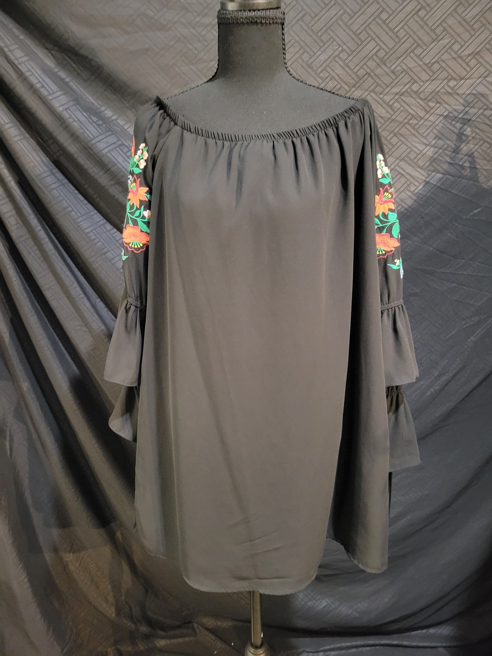 VaVa by Joy Han Dress Size L U.S.A Embroidered Floral On Off-Shoulder Dress Boho